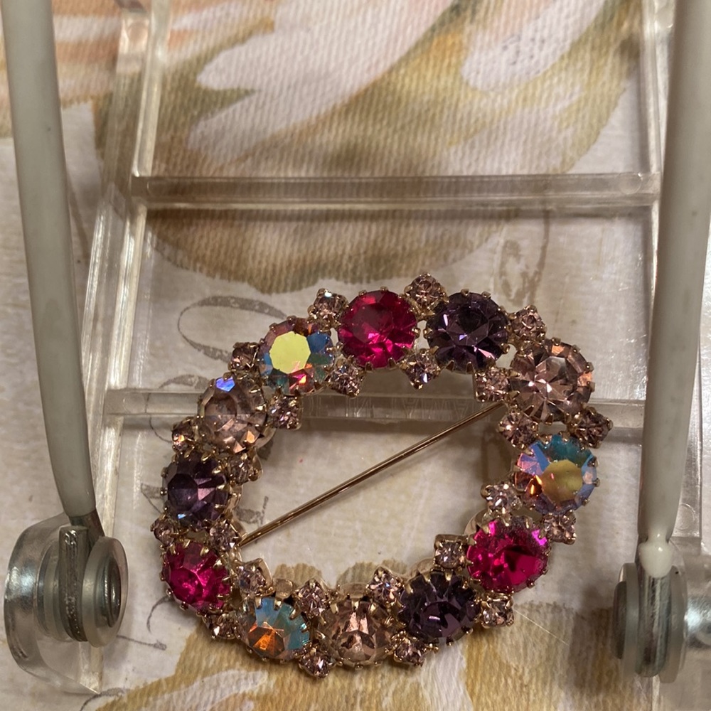 Vintage Karu Arke, Inc glittering rhinestone brooch & clip earrings - Picture 3 of 13